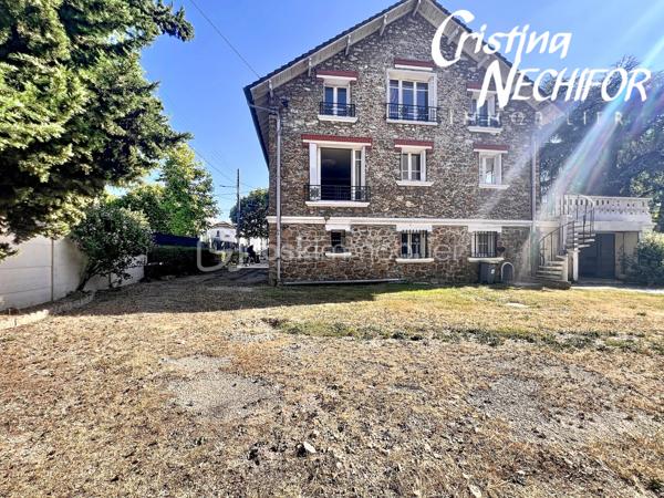 Vous recherchez une maison avec du caractère, de l’espace et un véritable potentiel familial ? Cette belle demeure saura vous séduire par son authenticité, ses nombreuses pièces et son grand terrain.

Édifiée sur une parcelle généreuse de 800 m2, cette propriété bénéficie d’un environnement calme et résidentiel, avec une agréable cour, un jardin d’agrément et un garage indépendant.

Dès l’entrée, vous serez charmés par le cachet de cette maison meulière et ses volumes généreux.

Au rez-de-jardin :

* Une grande salle de réception avec cheminée offrant de nombreuses possibilités d’aménagement (création de deux chambres supplémentaires, espace loisirs, bureau ou salle familiale pour les fêtes familiale ),
* Un garage,
* Une buanderie,
* Une cave,
* Une salle d’eau avec wc.

Au rez-de-chaussée surélevé :

* Une entrée,
* Une cuisine aménagée et équipée, ayant l ‘accès a une belle terrasse plus de 55 m2 pour les repas en famille
* Un salon chaleureux avec cheminée
* Une salle à manger avec cheminée 
* Une chambre avec cheminée 
* Un dressing,
* Une salle de bains avec wc,

À l’étage :

* Trois belles chambres,
* Un débarras,
* Un espace transformé en cuisine
* Une grande salle de bains avec wc

À l’extérieur, vous profiterez d’un jardin agréable, idéal pour les moments de détente en famille, les repas d’été ou les projets d’aménagement paysager.

Un véritable atout de cette maison : elle dispose de deux entrées distinctes, offrant la possibilité d’imaginer différents projets de vie. Elle peut notamment être transformée en deux logements indépendants, idéale pour accueillir deux familles, créer un espace pour un proche, un logement locatif ou encore un espace professionnel selon vos besoins.

La maison bénéficie d’une localisation idéale, à proximité des commerces, écoles, transports et services :

* Supermarché Auchan Supermarket Montfermeil accessible rapidement pour les besoins du quotidien,
* Commerces et services de proximité,
* Centre commercial des 7 Îles à quelques minutes,
* Enseignes alimentaires et commodités accessibles facilement.

* Plusieurs établissements scolaires à proximité pour accompagner les enfants de la maternelle au collège,
* Secteur proche du collège Jean-Jaurès,
* Écoles maternelles et élémentaires accessibles dans la commune.

* Plusieurs lignes de bus desservent le secteur et facilitent les déplacements quotidiens,
* Accès rapide au tramway T4 avec les stations de Montfermeil,
* Connexion vers les gares RER E de Gagny – Le Chénay et Chelles-Gournay permettant de rejoindre Paris et les communes voisines.

* Proximité de l’Hôpital de Montfermeil et des professionnels de santé,
* Nombreux services municipaux et infrastructures à proximité.

Une maison rare sur le secteur, qui combine le charme de l’ancien, l’espace et un emplacement idéal.

📞 Contactez-moi dès aujourd’hui pour organiser une visite et découvrir tout le potentiel de cette belle demeure familiale.
