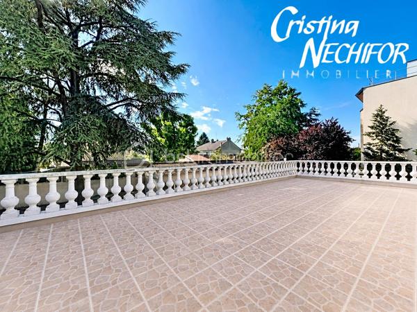 Vous recherchez une maison avec du caractère, de l’espace et un véritable potentiel familial ? Cette belle demeure saura vous séduire par son authenticité, ses nombreuses pièces et son grand terrain.

Édifiée sur une parcelle généreuse de 800 m2, cette propriété bénéficie d’un environnement calme et résidentiel, avec une agréable cour, un jardin d’agrément et un garage indépendant.

Dès l’entrée, vous serez charmés par le cachet de cette maison meulière et ses volumes généreux.

Au rez-de-jardin :

* Une grande salle de réception avec cheminée offrant de nombreuses possibilités d’aménagement (création de deux chambres supplémentaires, espace loisirs, bureau ou salle familiale pour les fêtes familiale ),
* Un garage,
* Une buanderie,
* Une cave,
* Une salle d’eau avec wc.

Au rez-de-chaussée surélevé :

* Une entrée,
* Une cuisine aménagée et équipée, ayant l ‘accès a une belle terrasse plus de 55 m2 pour les repas en famille
* Un salon chaleureux avec cheminée
* Une salle à manger avec cheminée 
* Une chambre avec cheminée 
* Un dressing,
* Une salle de bains avec wc,

À l’étage :

* Trois belles chambres,
* Un débarras,
* Un espace transformé en cuisine
* Une grande salle de bains avec wc

À l’extérieur, vous profiterez d’un jardin agréable, idéal pour les moments de détente en famille, les repas d’été ou les projets d’aménagement paysager.

Un véritable atout de cette maison : elle dispose de deux entrées distinctes, offrant la possibilité d’imaginer différents projets de vie. Elle peut notamment être transformée en deux logements indépendants, idéale pour accueillir deux familles, créer un espace pour un proche, un logement locatif ou encore un espace professionnel selon vos besoins.

La maison bénéficie d’une localisation idéale, à proximité des commerces, écoles, transports et services :

* Supermarché Auchan Supermarket Montfermeil accessible rapidement pour les besoins du quotidien,
* Commerces et services de proximité,
* Centre commercial des 7 Îles à quelques minutes,
* Enseignes alimentaires et commodités accessibles facilement.

* Plusieurs établissements scolaires à proximité pour accompagner les enfants de la maternelle au collège,
* Secteur proche du collège Jean-Jaurès,
* Écoles maternelles et élémentaires accessibles dans la commune.

* Plusieurs lignes de bus desservent le secteur et facilitent les déplacements quotidiens,
* Accès rapide au tramway T4 avec les stations de Montfermeil,
* Connexion vers les gares RER E de Gagny – Le Chénay et Chelles-Gournay permettant de rejoindre Paris et les communes voisines.

* Proximité de l’Hôpital de Montfermeil et des professionnels de santé,
* Nombreux services municipaux et infrastructures à proximité.

Une maison rare sur le secteur, qui combine le charme de l’ancien, l’espace et un emplacement idéal.

📞 Contactez-moi dès aujourd’hui pour organiser une visite et découvrir tout le potentiel de cette belle demeure familiale.