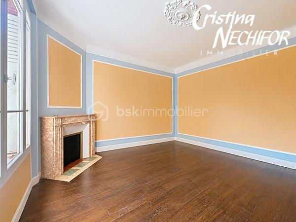 Vous recherchez une maison avec du caractère, de l’espace et un véritable potentiel familial ? Cette belle demeure saura vous séduire par son authenticité, ses nombreuses pièces et son grand terrain.

Édifiée sur une parcelle généreuse de 800 m2, cette propriété bénéficie d’un environnement calme et résidentiel, avec une agréable cour, un jardin d’agrément et un garage indépendant.

Dès l’entrée, vous serez charmés par le cachet de cette maison meulière et ses volumes généreux.

Au rez-de-jardin :

* Une grande salle de réception avec cheminée offrant de nombreuses possibilités d’aménagement (création de deux chambres supplémentaires, espace loisirs, bureau ou salle familiale pour les fêtes familiale ),
* Un garage,
* Une buanderie,
* Une cave,
* Une salle d’eau avec wc.

Au rez-de-chaussée surélevé :

* Une entrée,
* Une cuisine aménagée et équipée, ayant l ‘accès a une belle terrasse plus de 55 m2 pour les repas en famille
* Un salon chaleureux avec cheminée
* Une salle à manger avec cheminée 
* Une chambre avec cheminée 
* Un dressing,
* Une salle de bains avec wc,

À l’étage :

* Trois belles chambres,
* Un débarras,
* Un espace transformé en cuisine
* Une grande salle de bains avec wc

À l’extérieur, vous profiterez d’un jardin agréable, idéal pour les moments de détente en famille, les repas d’été ou les projets d’aménagement paysager.

Un véritable atout de cette maison : elle dispose de deux entrées distinctes, offrant la possibilité d’imaginer différents projets de vie. Elle peut notamment être transformée en deux logements indépendants, idéale pour accueillir deux familles, créer un espace pour un proche, un logement locatif ou encore un espace professionnel selon vos besoins.

La maison bénéficie d’une localisation idéale, à proximité des commerces, écoles, transports et services :

* Supermarché Auchan Supermarket Montfermeil accessible rapidement pour les besoins du quotidien,
* Commerces et services de proximité,
* Centre commercial des 7 Îles à quelques minutes,
* Enseignes alimentaires et commodités accessibles facilement.

* Plusieurs établissements scolaires à proximité pour accompagner les enfants de la maternelle au collège,
* Secteur proche du collège Jean-Jaurès,
* Écoles maternelles et élémentaires accessibles dans la commune.

* Plusieurs lignes de bus desservent le secteur et facilitent les déplacements quotidiens,
* Accès rapide au tramway T4 avec les stations de Montfermeil,
* Connexion vers les gares RER E de Gagny – Le Chénay et Chelles-Gournay permettant de rejoindre Paris et les communes voisines.

* Proximité de l’Hôpital de Montfermeil et des professionnels de santé,
* Nombreux services municipaux et infrastructures à proximité.

Une maison rare sur le secteur, qui combine le charme de l’ancien, l’espace et un emplacement idéal.

📞 Contactez-moi dès aujourd’hui pour organiser une visite et découvrir tout le potentiel de cette belle demeure familiale.