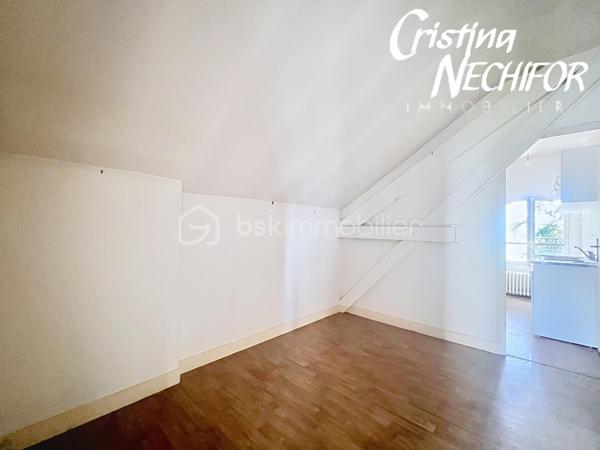 Vous recherchez une maison avec du caractère, de l’espace et un véritable potentiel familial ? Cette belle demeure saura vous séduire par son authenticité, ses nombreuses pièces et son grand terrain.

Édifiée sur une parcelle généreuse de 800 m2, cette propriété bénéficie d’un environnement calme et résidentiel, avec une agréable cour, un jardin d’agrément et un garage indépendant.

Dès l’entrée, vous serez charmés par le cachet de cette maison meulière et ses volumes généreux.

Au rez-de-jardin :

* Une grande salle de réception avec cheminée offrant de nombreuses possibilités d’aménagement (création de deux chambres supplémentaires, espace loisirs, bureau ou salle familiale pour les fêtes familiale ),
* Un garage,
* Une buanderie,
* Une cave,
* Une salle d’eau avec wc.

Au rez-de-chaussée surélevé :

* Une entrée,
* Une cuisine aménagée et équipée, ayant l ‘accès a une belle terrasse plus de 55 m2 pour les repas en famille
* Un salon chaleureux avec cheminée
* Une salle à manger avec cheminée 
* Une chambre avec cheminée 
* Un dressing,
* Une salle de bains avec wc,

À l’étage :

* Trois belles chambres,
* Un débarras,
* Un espace transformé en cuisine
* Une grande salle de bains avec wc

À l’extérieur, vous profiterez d’un jardin agréable, idéal pour les moments de détente en famille, les repas d’été ou les projets d’aménagement paysager.

Un véritable atout de cette maison : elle dispose de deux entrées distinctes, offrant la possibilité d’imaginer différents projets de vie. Elle peut notamment être transformée en deux logements indépendants, idéale pour accueillir deux familles, créer un espace pour un proche, un logement locatif ou encore un espace professionnel selon vos besoins.

La maison bénéficie d’une localisation idéale, à proximité des commerces, écoles, transports et services :

* Supermarché Auchan Supermarket Montfermeil accessible rapidement pour les besoins du quotidien,
* Commerces et services de proximité,
* Centre commercial des 7 Îles à quelques minutes,
* Enseignes alimentaires et commodités accessibles facilement.

* Plusieurs établissements scolaires à proximité pour accompagner les enfants de la maternelle au collège,
* Secteur proche du collège Jean-Jaurès,
* Écoles maternelles et élémentaires accessibles dans la commune.

* Plusieurs lignes de bus desservent le secteur et facilitent les déplacements quotidiens,
* Accès rapide au tramway T4 avec les stations de Montfermeil,
* Connexion vers les gares RER E de Gagny – Le Chénay et Chelles-Gournay permettant de rejoindre Paris et les communes voisines.

* Proximité de l’Hôpital de Montfermeil et des professionnels de santé,
* Nombreux services municipaux et infrastructures à proximité.

Une maison rare sur le secteur, qui combine le charme de l’ancien, l’espace et un emplacement idéal.

📞 Contactez-moi dès aujourd’hui pour organiser une visite et découvrir tout le potentiel de cette belle demeure familiale.