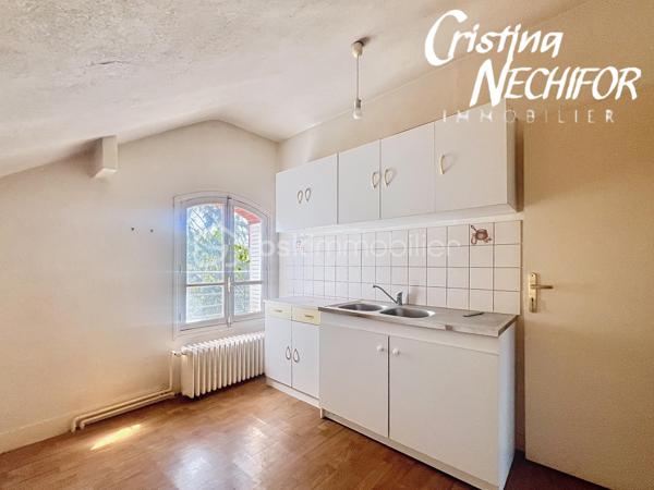 Vous recherchez une maison avec du caractère, de l’espace et un véritable potentiel familial ? Cette belle demeure saura vous séduire par son authenticité, ses nombreuses pièces et son grand terrain.

Édifiée sur une parcelle généreuse de 800 m2, cette propriété bénéficie d’un environnement calme et résidentiel, avec une agréable cour, un jardin d’agrément et un garage indépendant.

Dès l’entrée, vous serez charmés par le cachet de cette maison meulière et ses volumes généreux.

Au rez-de-jardin :

* Une grande salle de réception avec cheminée offrant de nombreuses possibilités d’aménagement (création de deux chambres supplémentaires, espace loisirs, bureau ou salle familiale pour les fêtes familiale ),
* Un garage,
* Une buanderie,
* Une cave,
* Une salle d’eau avec wc.

Au rez-de-chaussée surélevé :

* Une entrée,
* Une cuisine aménagée et équipée, ayant l ‘accès a une belle terrasse plus de 55 m2 pour les repas en famille
* Un salon chaleureux avec cheminée
* Une salle à manger avec cheminée 
* Une chambre avec cheminée 
* Un dressing,
* Une salle de bains avec wc,

À l’étage :

* Trois belles chambres,
* Un débarras,
* Un espace transformé en cuisine
* Une grande salle de bains avec wc

À l’extérieur, vous profiterez d’un jardin agréable, idéal pour les moments de détente en famille, les repas d’été ou les projets d’aménagement paysager.

Un véritable atout de cette maison : elle dispose de deux entrées distinctes, offrant la possibilité d’imaginer différents projets de vie. Elle peut notamment être transformée en deux logements indépendants, idéale pour accueillir deux familles, créer un espace pour un proche, un logement locatif ou encore un espace professionnel selon vos besoins.

La maison bénéficie d’une localisation idéale, à proximité des commerces, écoles, transports et services :

* Supermarché Auchan Supermarket Montfermeil accessible rapidement pour les besoins du quotidien,
* Commerces et services de proximité,
* Centre commercial des 7 Îles à quelques minutes,
* Enseignes alimentaires et commodités accessibles facilement.

* Plusieurs établissements scolaires à proximité pour accompagner les enfants de la maternelle au collège,
* Secteur proche du collège Jean-Jaurès,
* Écoles maternelles et élémentaires accessibles dans la commune.

* Plusieurs lignes de bus desservent le secteur et facilitent les déplacements quotidiens,
* Accès rapide au tramway T4 avec les stations de Montfermeil,
* Connexion vers les gares RER E de Gagny – Le Chénay et Chelles-Gournay permettant de rejoindre Paris et les communes voisines.

* Proximité de l’Hôpital de Montfermeil et des professionnels de santé,
* Nombreux services municipaux et infrastructures à proximité.

Une maison rare sur le secteur, qui combine le charme de l’ancien, l’espace et un emplacement idéal.

📞 Contactez-moi dès aujourd’hui pour organiser une visite et découvrir tout le potentiel de cette belle demeure familiale.