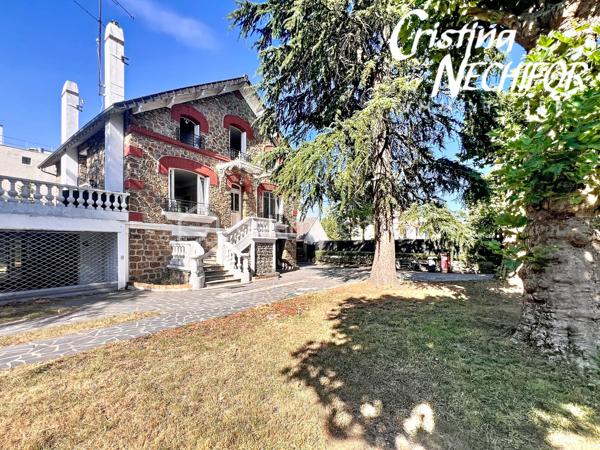 Vous recherchez une maison avec du caractère, de l’espace et un véritable potentiel familial ? Cette belle demeure saura vous séduire par son authenticité, ses nombreuses pièces et son grand terrain.

Édifiée sur une parcelle généreuse de 800 m2, cette propriété bénéficie d’un environnement calme et résidentiel, avec une agréable cour, un jardin d’agrément et un garage indépendant.

Dès l’entrée, vous serez charmés par le cachet de cette maison meulière et ses volumes généreux.

Au rez-de-jardin :

* Une grande salle de réception avec cheminée offrant de nombreuses possibilités d’aménagement (création de deux chambres supplémentaires, espace loisirs, bureau ou salle familiale pour les fêtes familiale ),
* Un garage,
* Une buanderie,
* Une cave,
* Une salle d’eau avec wc.

Au rez-de-chaussée surélevé :

* Une entrée,
* Une cuisine aménagée et équipée, ayant l ‘accès a une belle terrasse plus de 55 m2 pour les repas en famille
* Un salon chaleureux avec cheminée
* Une salle à manger avec cheminée 
* Une chambre avec cheminée 
* Un dressing,
* Une salle de bains avec wc,

À l’étage :

* Trois belles chambres,
* Un débarras,
* Un espace transformé en cuisine
* Une grande salle de bains avec wc

À l’extérieur, vous profiterez d’un jardin agréable, idéal pour les moments de détente en famille, les repas d’été ou les projets d’aménagement paysager.

Un véritable atout de cette maison : elle dispose de deux entrées distinctes, offrant la possibilité d’imaginer différents projets de vie. Elle peut notamment être transformée en deux logements indépendants, idéale pour accueillir deux familles, créer un espace pour un proche, un logement locatif ou encore un espace professionnel selon vos besoins.

La maison bénéficie d’une localisation idéale, à proximité des commerces, écoles, transports et services :

* Supermarché Auchan Supermarket Montfermeil accessible rapidement pour les besoins du quotidien,
* Commerces et services de proximité,
* Centre commercial des 7 Îles à quelques minutes,
* Enseignes alimentaires et commodités accessibles facilement.

* Plusieurs établissements scolaires à proximité pour accompagner les enfants de la maternelle au collège,
* Secteur proche du collège Jean-Jaurès,
* Écoles maternelles et élémentaires accessibles dans la commune.

* Plusieurs lignes de bus desservent le secteur et facilitent les déplacements quotidiens,
* Accès rapide au tramway T4 avec les stations de Montfermeil,
* Connexion vers les gares RER E de Gagny – Le Chénay et Chelles-Gournay permettant de rejoindre Paris et les communes voisines.

* Proximité de l’Hôpital de Montfermeil et des professionnels de santé,
* Nombreux services municipaux et infrastructures à proximité.

Une maison rare sur le secteur, qui combine le charme de l’ancien, l’espace et un emplacement idéal.

📞 Contactez-moi dès aujourd’hui pour organiser une visite et découvrir tout le potentiel de cette belle demeure familiale.