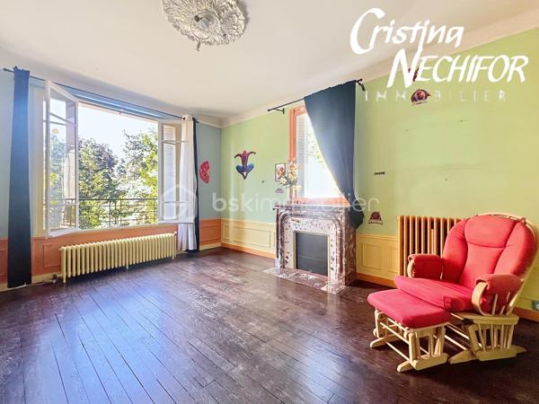 Vous recherchez une maison avec du caractère, de l’espace et un véritable potentiel familial ? Cette belle demeure saura vous séduire par son authenticité, ses nombreuses pièces et son grand terrain.

Édifiée sur une parcelle généreuse de 800 m2, cette propriété bénéficie d’un environnement calme et résidentiel, avec une agréable cour, un jardin d’agrément et un garage indépendant.

Dès l’entrée, vous serez charmés par le cachet de cette maison meulière et ses volumes généreux.

Au rez-de-jardin :

* Une grande salle de réception avec cheminée offrant de nombreuses possibilités d’aménagement (création de deux chambres supplémentaires, espace loisirs, bureau ou salle familiale pour les fêtes familiale ),
* Un garage,
* Une buanderie,
* Une cave,
* Une salle d’eau avec wc.

Au rez-de-chaussée surélevé :

* Une entrée,
* Une cuisine aménagée et équipée, ayant l ‘accès a une belle terrasse plus de 55 m2 pour les repas en famille
* Un salon chaleureux avec cheminée
* Une salle à manger avec cheminée 
* Une chambre avec cheminée 
* Un dressing,
* Une salle de bains avec wc,

À l’étage :

* Trois belles chambres,
* Un débarras,
* Un espace transformé en cuisine
* Une grande salle de bains avec wc

À l’extérieur, vous profiterez d’un jardin agréable, idéal pour les moments de détente en famille, les repas d’été ou les projets d’aménagement paysager.

Un véritable atout de cette maison : elle dispose de deux entrées distinctes, offrant la possibilité d’imaginer différents projets de vie. Elle peut notamment être transformée en deux logements indépendants, idéale pour accueillir deux familles, créer un espace pour un proche, un logement locatif ou encore un espace professionnel selon vos besoins.

La maison bénéficie d’une localisation idéale, à proximité des commerces, écoles, transports et services :

* Supermarché Auchan Supermarket Montfermeil accessible rapidement pour les besoins du quotidien,
* Commerces et services de proximité,
* Centre commercial des 7 Îles à quelques minutes,
* Enseignes alimentaires et commodités accessibles facilement.

* Plusieurs établissements scolaires à proximité pour accompagner les enfants de la maternelle au collège,
* Secteur proche du collège Jean-Jaurès,
* Écoles maternelles et élémentaires accessibles dans la commune.

* Plusieurs lignes de bus desservent le secteur et facilitent les déplacements quotidiens,
* Accès rapide au tramway T4 avec les stations de Montfermeil,
* Connexion vers les gares RER E de Gagny – Le Chénay et Chelles-Gournay permettant de rejoindre Paris et les communes voisines.

* Proximité de l’Hôpital de Montfermeil et des professionnels de santé,
* Nombreux services municipaux et infrastructures à proximité.

Une maison rare sur le secteur, qui combine le charme de l’ancien, l’espace et un emplacement idéal.

📞 Contactez-moi dès aujourd’hui pour organiser une visite et découvrir tout le potentiel de cette belle demeure familiale.
