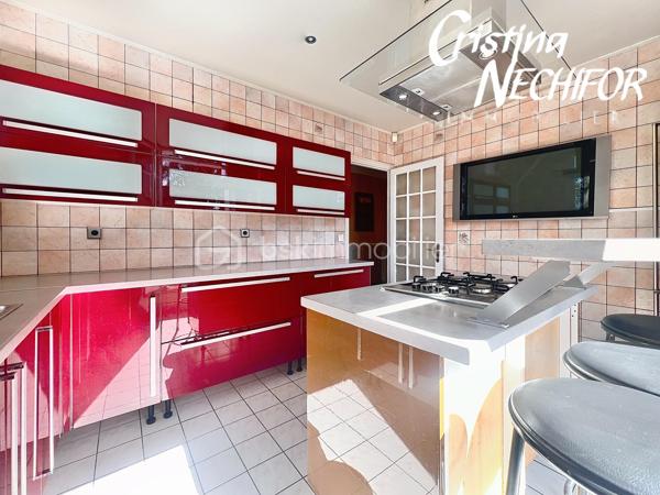 Vous recherchez une maison avec du caractère, de l’espace et un véritable potentiel familial ? Cette belle demeure saura vous séduire par son authenticité, ses nombreuses pièces et son grand terrain.

Édifiée sur une parcelle généreuse de 800 m2, cette propriété bénéficie d’un environnement calme et résidentiel, avec une agréable cour, un jardin d’agrément et un garage indépendant.

Dès l’entrée, vous serez charmés par le cachet de cette maison meulière et ses volumes généreux.

Au rez-de-jardin :

* Une grande salle de réception avec cheminée offrant de nombreuses possibilités d’aménagement (création de deux chambres supplémentaires, espace loisirs, bureau ou salle familiale pour les fêtes familiale ),
* Un garage,
* Une buanderie,
* Une cave,
* Une salle d’eau avec wc.

Au rez-de-chaussée surélevé :

* Une entrée,
* Une cuisine aménagée et équipée, ayant l ‘accès a une belle terrasse plus de 55 m2 pour les repas en famille
* Un salon chaleureux avec cheminée
* Une salle à manger avec cheminée 
* Une chambre avec cheminée 
* Un dressing,
* Une salle de bains avec wc,

À l’étage :

* Trois belles chambres,
* Un débarras,
* Un espace transformé en cuisine
* Une grande salle de bains avec wc

À l’extérieur, vous profiterez d’un jardin agréable, idéal pour les moments de détente en famille, les repas d’été ou les projets d’aménagement paysager.

Un véritable atout de cette maison : elle dispose de deux entrées distinctes, offrant la possibilité d’imaginer différents projets de vie. Elle peut notamment être transformée en deux logements indépendants, idéale pour accueillir deux familles, créer un espace pour un proche, un logement locatif ou encore un espace professionnel selon vos besoins.

La maison bénéficie d’une localisation idéale, à proximité des commerces, écoles, transports et services :

* Supermarché Auchan Supermarket Montfermeil accessible rapidement pour les besoins du quotidien,
* Commerces et services de proximité,
* Centre commercial des 7 Îles à quelques minutes,
* Enseignes alimentaires et commodités accessibles facilement.

* Plusieurs établissements scolaires à proximité pour accompagner les enfants de la maternelle au collège,
* Secteur proche du collège Jean-Jaurès,
* Écoles maternelles et élémentaires accessibles dans la commune.

* Plusieurs lignes de bus desservent le secteur et facilitent les déplacements quotidiens,
* Accès rapide au tramway T4 avec les stations de Montfermeil,
* Connexion vers les gares RER E de Gagny – Le Chénay et Chelles-Gournay permettant de rejoindre Paris et les communes voisines.

* Proximité de l’Hôpital de Montfermeil et des professionnels de santé,
* Nombreux services municipaux et infrastructures à proximité.

Une maison rare sur le secteur, qui combine le charme de l’ancien, l’espace et un emplacement idéal.

📞 Contactez-moi dès aujourd’hui pour organiser une visite et découvrir tout le potentiel de cette belle demeure familiale.