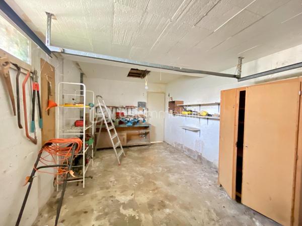 Située dans la commune de Gouaix, dans un quartier calme au fond d’une impasse, cette maison de plain-pied offre un fort potentiel après travaux.

Maison lumineuse et bien agencée, idéale pour un projet de rénovation ou un investissement.

Elle se compose de trois chambres dont une chambre avec salle d’eau, un grand séjour lumineux avec cheminée donnant sur une cuisine ouverte, une salle de bain, un WC, une buanderie et un garage.

Un grand jardin et une terrasse viennent compléter ce bien.

Les ++

• À proximité de la gare (13 min gare de Longueville en voiture).
• Commune disposant d’une boulangerie, d’une épicerie ,d’une école et d’un tabac.
Cadre de vie paisible tout en restant proche des commodités.

À visiter sans tarder !