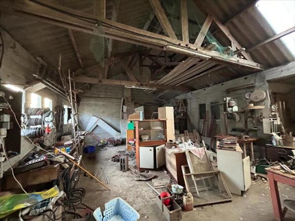 Pour investisseurs! ensemble de deux maisons + un hangar