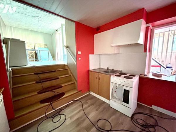 Pour investisseurs! ensemble de deux maisons + un hangar