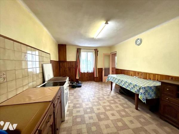 Pour investisseurs! ensemble de deux maisons + un hangar