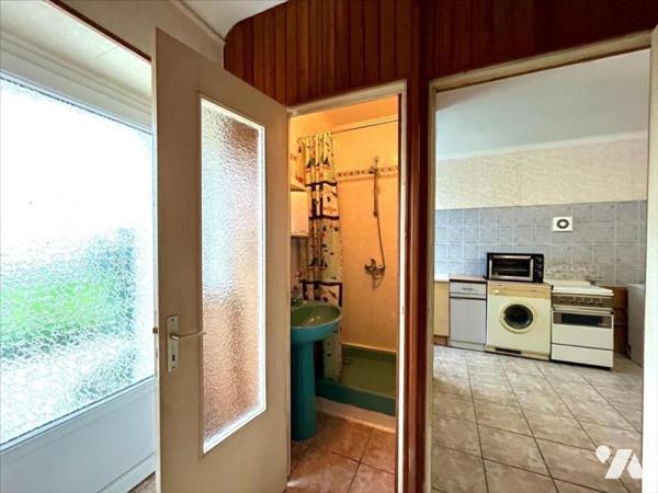 Pour investisseurs! ensemble de deux maisons + un hangar