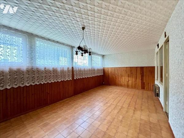 Pour investisseurs! ensemble de deux maisons + un hangar