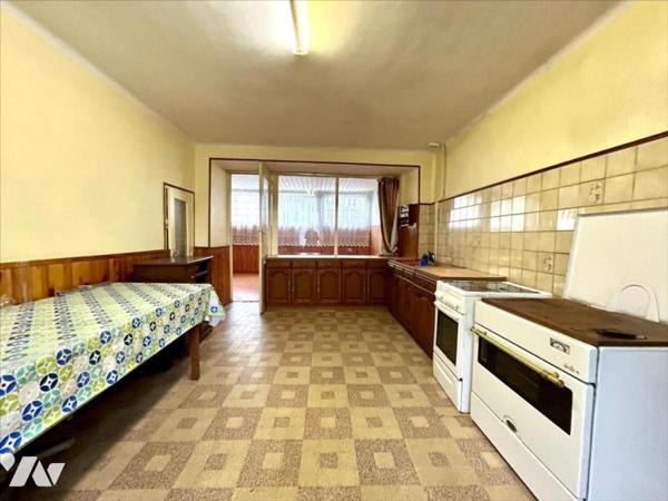 Pour investisseurs! ensemble de deux maisons + un hangar