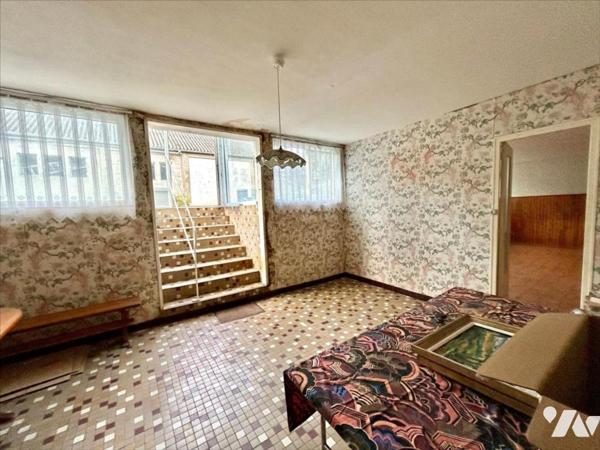 Pour investisseurs! ensemble de deux maisons + un hangar