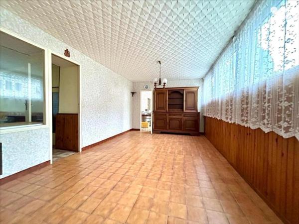 Pour investisseurs! ensemble de deux maisons + un hangar