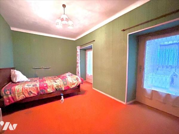 Pour investisseurs! ensemble de deux maisons + un hangar