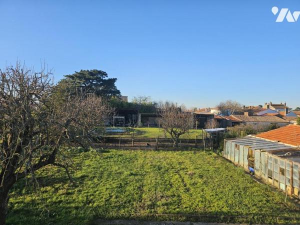 Maison trois chambres - grande dépendance et garage