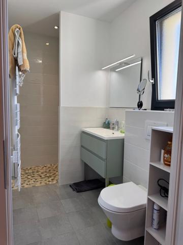 Villa Contemporaine de 2019 – Piscine, Vue Dégagée