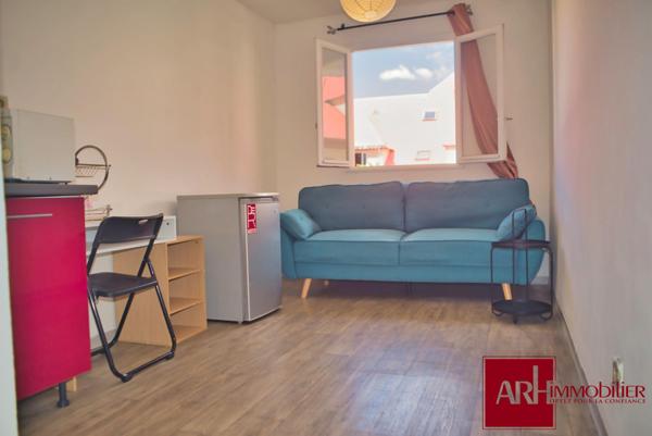 STUDIO MEUBLE AVEC STATIONNEMENT VENDU LIBRE