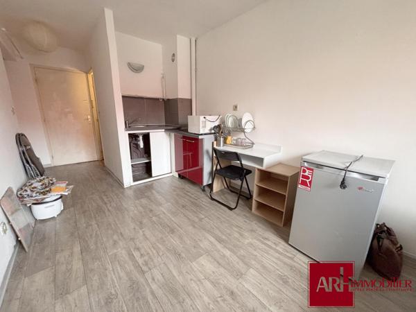 STUDIO MEUBLE AVEC STATIONNEMENT VENDU LIBRE
