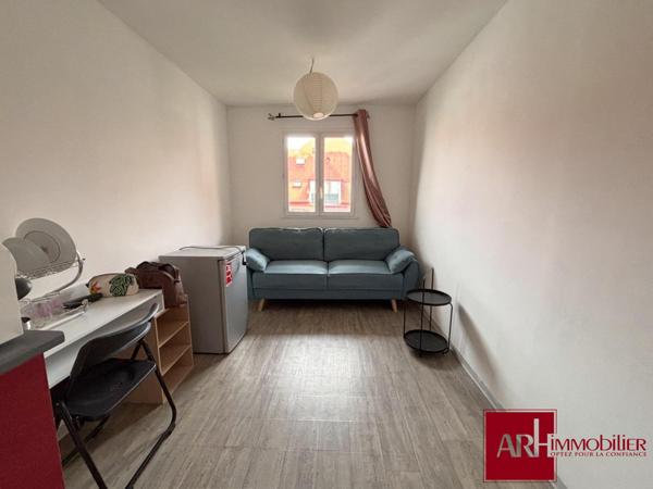 STUDIO MEUBLE AVEC STATIONNEMENT VENDU LIBRE