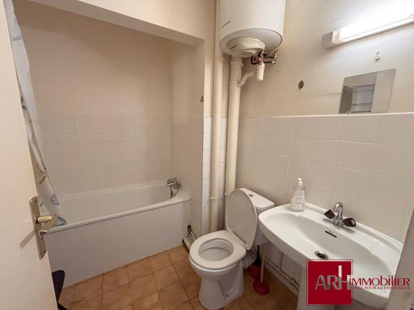 STUDIO MEUBLE AVEC STATIONNEMENT VENDU LIBRE