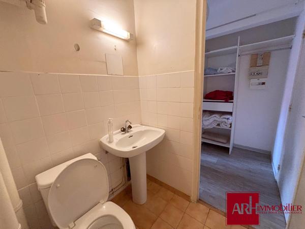 STUDIO MEUBLE AVEC STATIONNEMENT VENDU LIBRE
