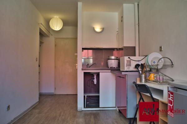 STUDIO MEUBLE AVEC STATIONNEMENT VENDU LIBRE