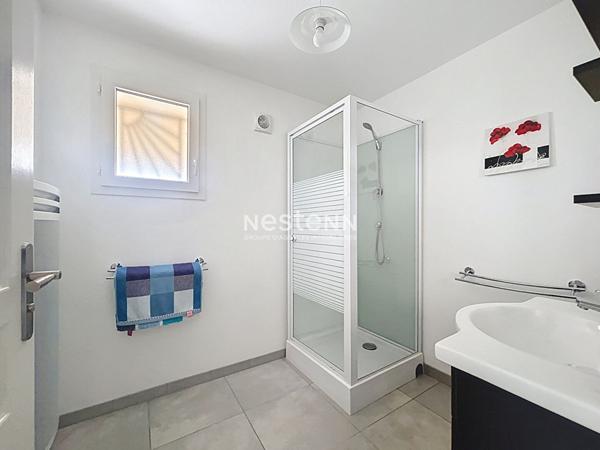 Nouveaute sur le marche villa recente en 3 faces avec superbe vue degagee.