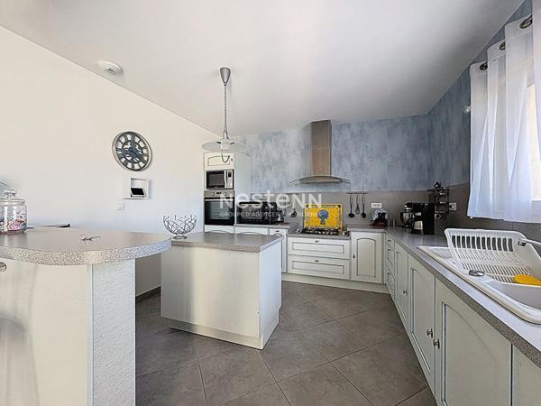 Nouveaute sur le marche villa recente en 3 faces avec superbe vue degagee.