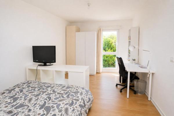 Nanterre / Place de la Boule - Maison avec deux extérieurs, cave et deux parkings
