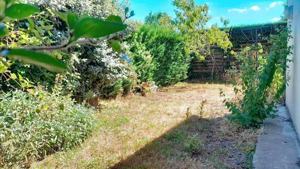 Maison ancienne de caractère à l’emplacement privilégié en bord de Loire. 3 chambres. Jardinet. Grand garage avec grenier aménageable. Cave.Stationnement