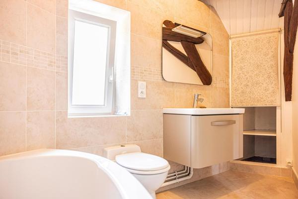 Maison ancienne de caractère à l’emplacement privilégié en bord de Loire. 3 chambres. Jardinet. Grand garage avec grenier aménageable. Cave.Stationnement