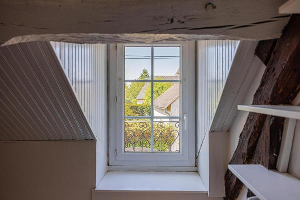 Maison ancienne de caractère à l’emplacement privilégié en bord de Loire. 3 chambres. Jardinet. Grand garage avec grenier aménageable. Cave.Stationnement