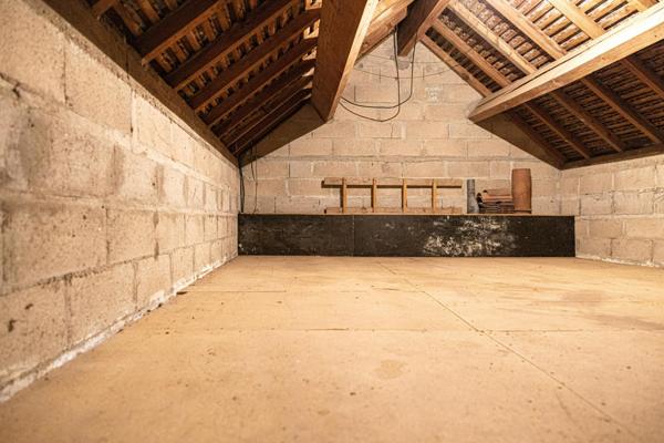 Maison ancienne de caractère à l’emplacement privilégié en bord de Loire. 3 chambres. Jardinet. Grand garage avec grenier aménageable. Cave.Stationnement