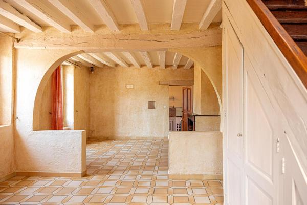 Maison ancienne de caractère à l’emplacement privilégié en bord de Loire. 3 chambres. Jardinet. Grand garage avec grenier aménageable. Cave.Stationnement