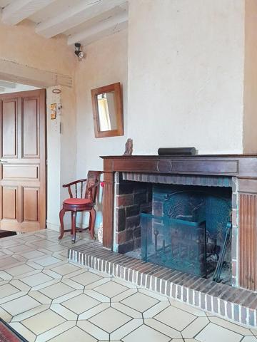 Maison ancienne de caractère à l’emplacement privilégié en bord de Loire. 3 chambres. Jardinet. Grand garage avec grenier aménageable. Cave.Stationnement