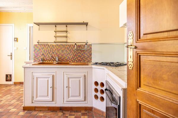 Maison ancienne de caractère à l’emplacement privilégié en bord de Loire. 3 chambres. Jardinet. Grand garage avec grenier aménageable. Cave.Stationnement