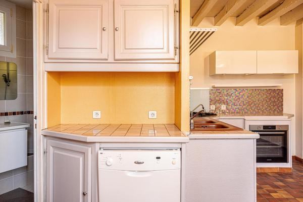 Maison ancienne de caractère à l’emplacement privilégié en bord de Loire. 3 chambres. Jardinet. Grand garage avec grenier aménageable. Cave.Stationnement