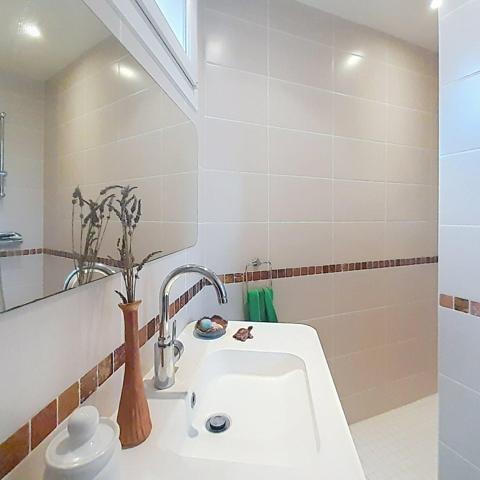 Maison ancienne de caractère à l’emplacement privilégié en bord de Loire. 3 chambres. Jardinet. Grand garage avec grenier aménageable. Cave.Stationnement