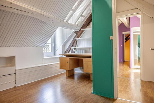 Maison ancienne de caractère à l’emplacement privilégié en bord de Loire. 3 chambres. Jardinet. Grand garage avec grenier aménageable. Cave.Stationnement