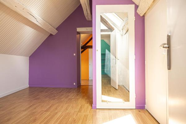 Maison ancienne de caractère à l’emplacement privilégié en bord de Loire. 3 chambres. Jardinet. Grand garage avec grenier aménageable. Cave.Stationnement