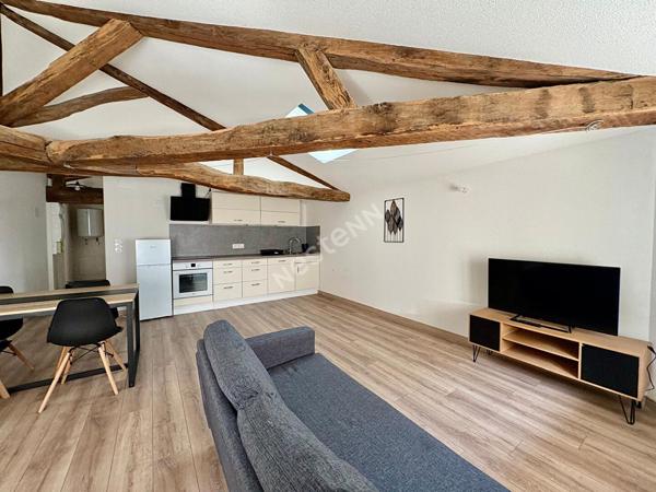 Charmant appartement avec poutres apparentes loué meublé en plein coeur de Saint Amour
