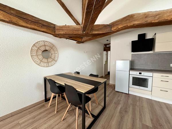 Charmant appartement avec poutres apparentes loué meublé en plein coeur de Saint Amour