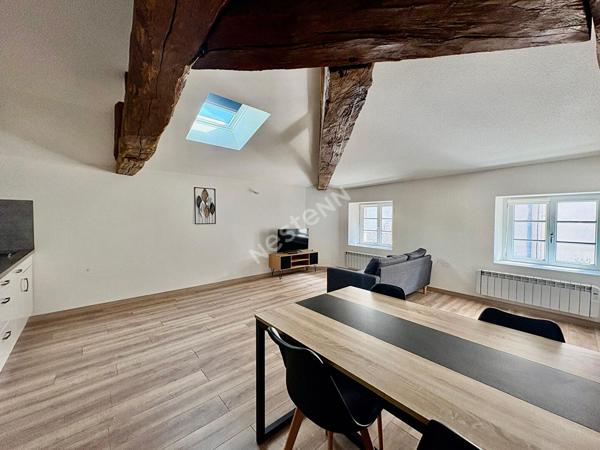 Charmant appartement avec poutres apparentes loué meublé en plein coeur de Saint Amour