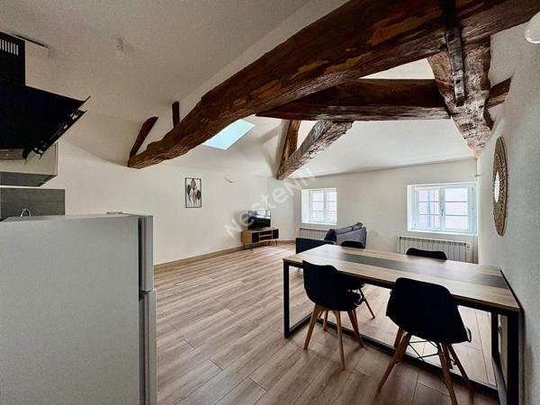Charmant appartement avec poutres apparentes loué meublé en plein coeur de Saint Amour
