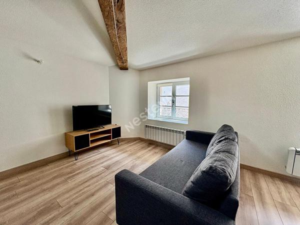 Charmant appartement avec poutres apparentes loué meublé en plein coeur de Saint Amour