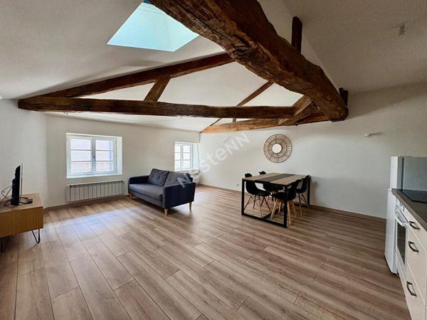 Charmant appartement avec poutres apparentes loué meublé en plein coeur de Saint Amour