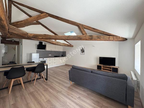 Charmant appartement avec poutres apparentes loué meublé en plein coeur de Saint Amour