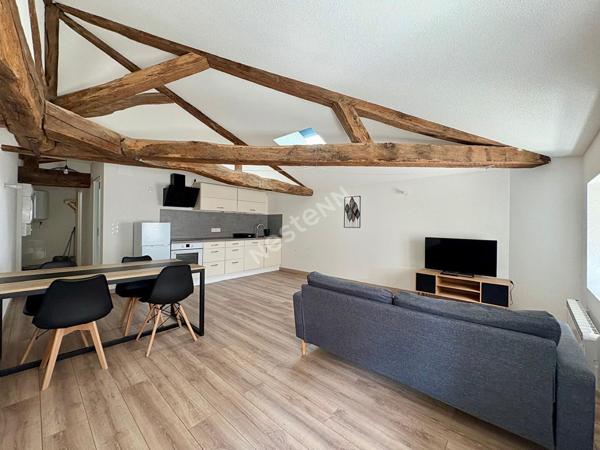 Charmant appartement avec poutres apparentes loué meublé en plein coeur de Saint Amour
