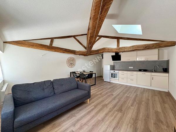 Charmant appartement avec poutres apparentes loué meublé en plein coeur de Saint Amour