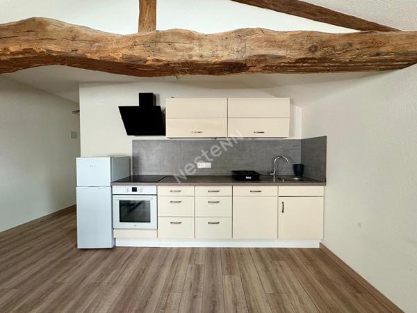 Charmant appartement avec poutres apparentes loué meublé en plein coeur de Saint Amour